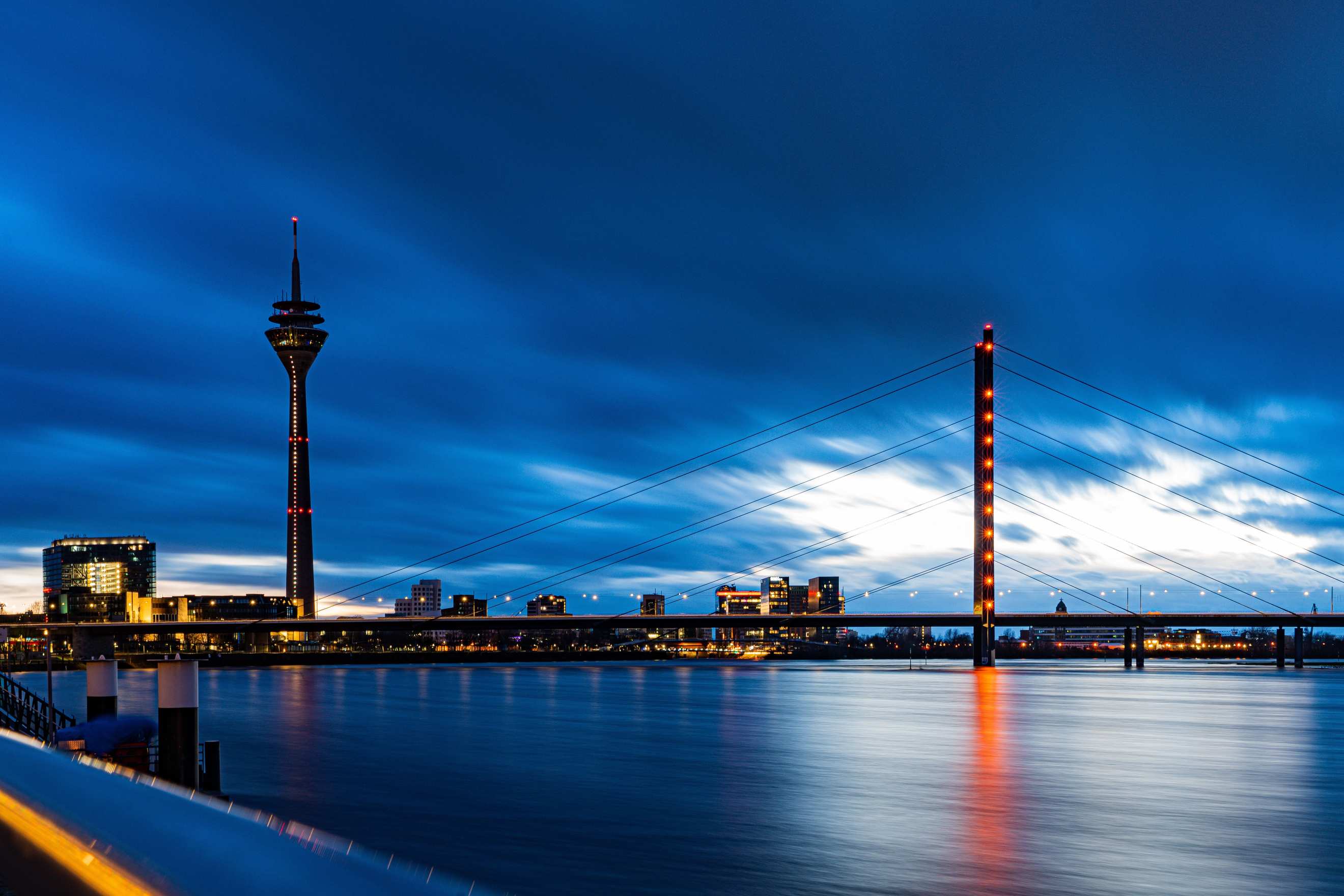 Stadtbild von Düsseldorf bei Nacht mit Rheinturm und Rhein